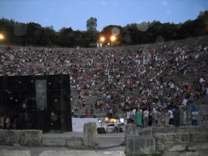 В античном театре Эпидавра               